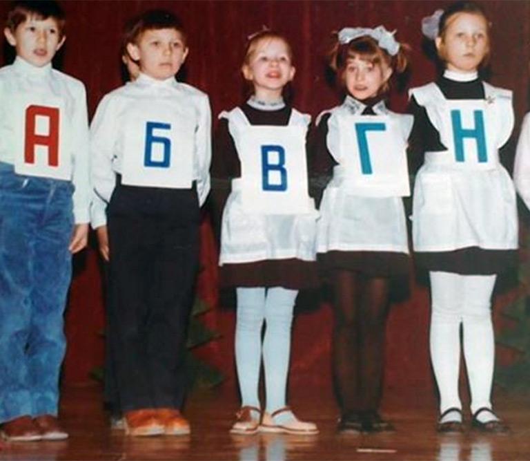 Мария Захарова в школе (первая справа)