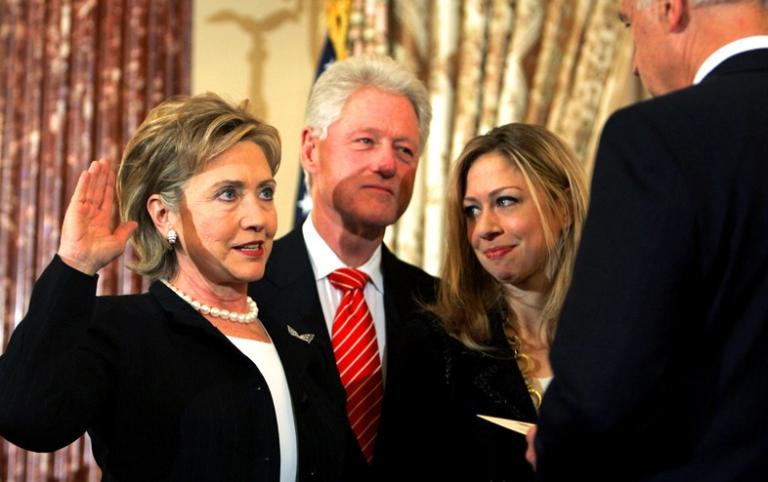 Хиллари Клинто приносит присягу как госсекретарь США