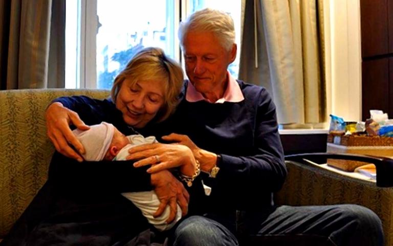 Хиллари и Билл Клинтоны с внуком