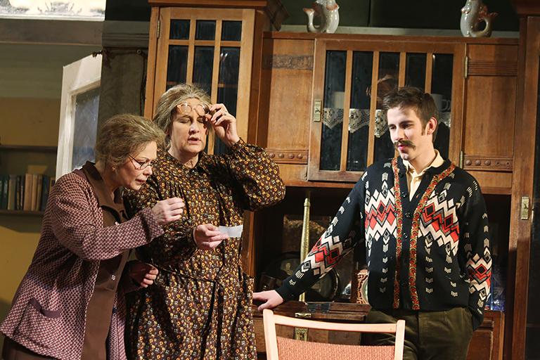 На фото: артисты Татьяна Аугшкап, Татьяна Орлова и Александр Паль в спектакле режиссера Никиты Кобелева "Бердичев".
