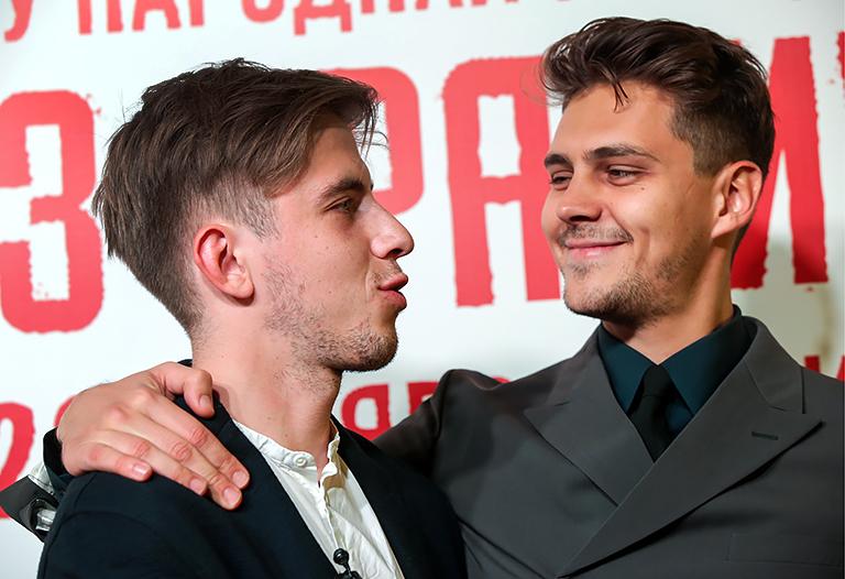 На фото: актеры Александр Паль и Милош Бикович на премьере фильма "Без границ" режиссера Р.Гигиниешвили в кинотеатре "Москва", 2015 год.