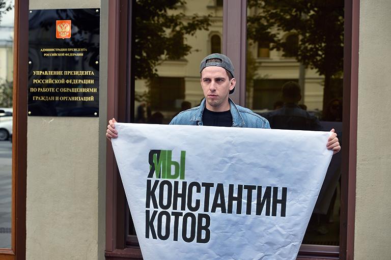 На фото: актер Александр Паль во время одиночного пикета в поддержку актера Константина Котова, приговоренного к 4 годам колонии за неоднократное нарушение правил проведения митинга, у здания Администрации президента РФ, 2019 год.