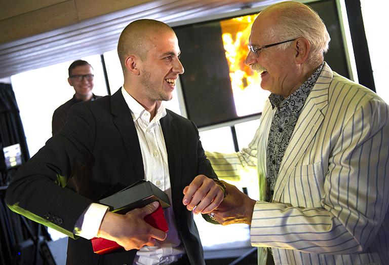 На фото: актер Александр Паль и председатель союза кинематографистов России, президент Московского международного кинофестиваля (ММКФ) Никита Михалков (слева направо) во время вручения премии "Аванс" журнала The Hollywood Reporter в рамках 36-ого ММКФ, 2014 год.