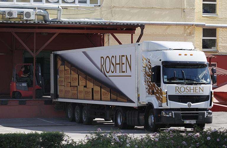 На фото: грузовик у склада кондитерской фабрики ROSHEN