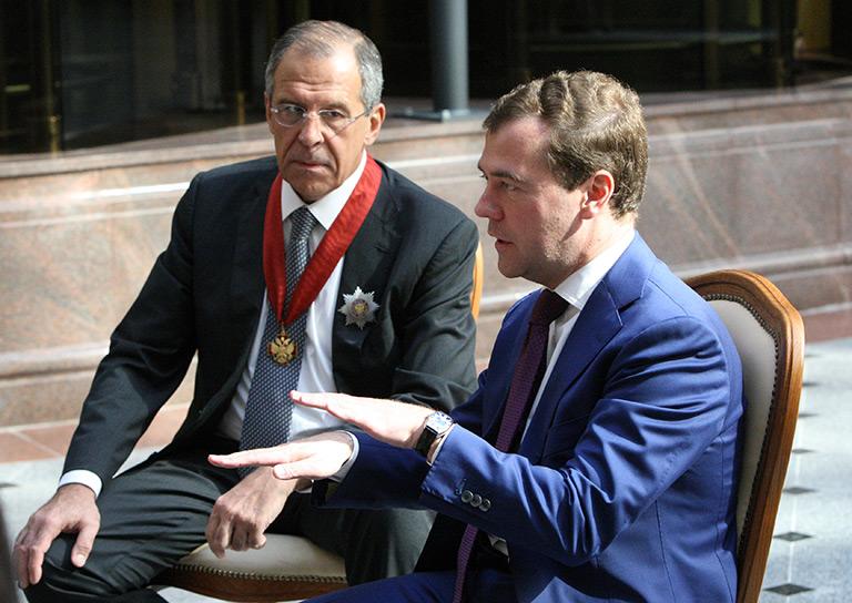Министр иностранных дел РФ Сергей Лавров, награжденный орденом "За заслуги перед Отечеством" 2-й степени и президент России Дмитрий Медведев (слева направо) 