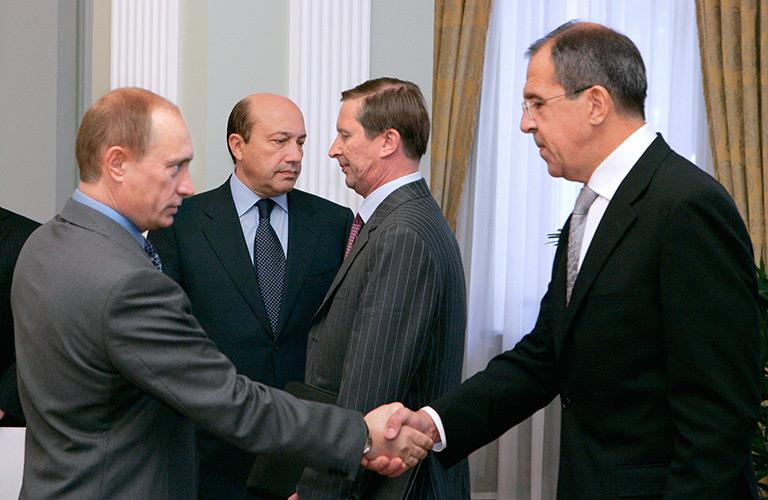 2005 г. Президент России Владимир Путин, секретарь Совета безопасности Игорь Иванов, министр обороны РФ Сергей Иванов и министр иностранных дел РФ Сергей Лавров (слева направо) перед началом совещания с членами Совбеза в Ново-Огарево