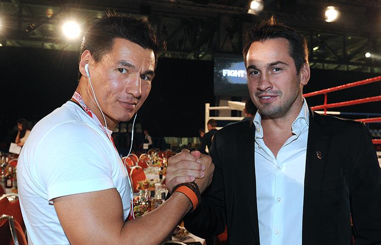 На фото: обладатель кубка мира, двухкратный чемпион России по кикбоксингу Бату Хасиков и спортсмен Дмитрий Носов (слева направо), 2011