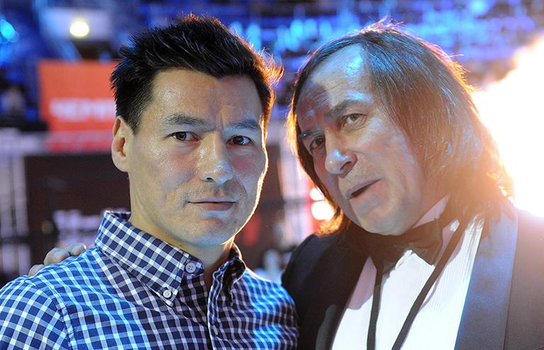 На фото: российский кикбоксер, неоднократный чемпион мира среди профессионалов Бату Хасиков и президент Ассоциации каскадеров России Александр Иншаков (слева направо), 2012