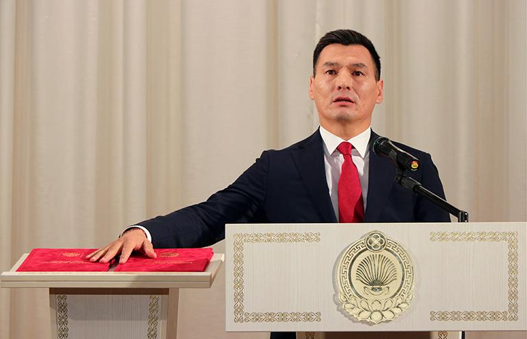 На фото: избранный глава Республики Калмыкия Бату Хасиков во время церемонии вступления в должность в Доме правительства Республики Калмыкия, 2019