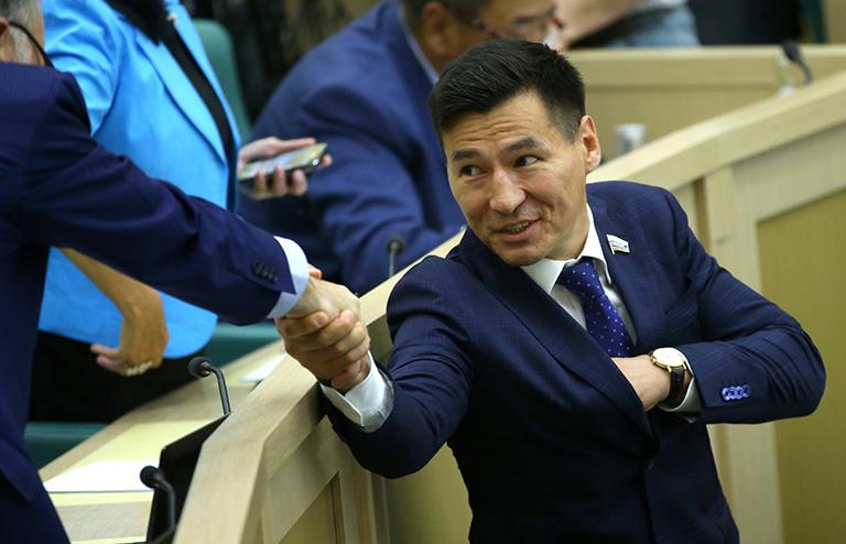 На фото: член комитета СФ по науке, образованию, культуре и информационной политике Бату Хасиков на заседании Совета Федерации РФ, 2014