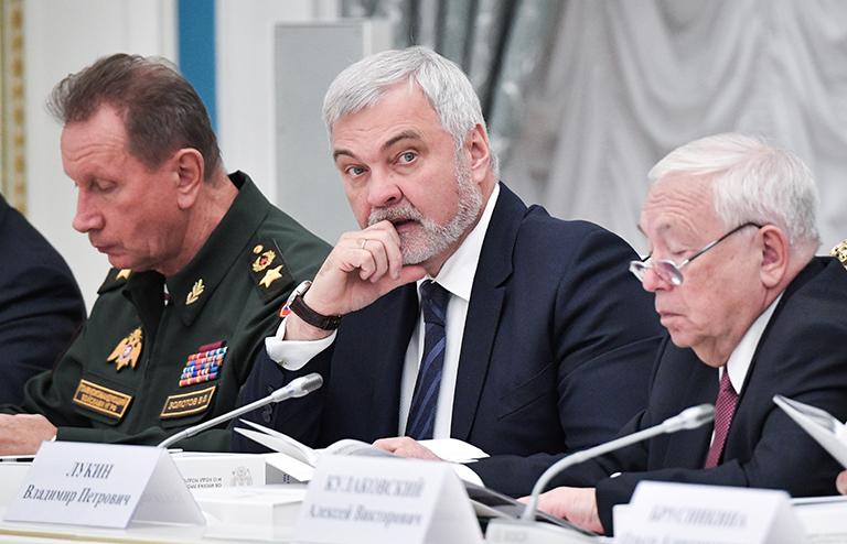 На фото: главнокомандующий войсками национальной гвардии РФ Виктор Золотов, руководитель Федерального медико-биологического агентства России Владимир Уйба и заместитель председателя комитета Совета Федерации по международным делам Владимир Лукин (слева направо) в Кремле перед началом заседания Совета по развитию физической культуры и спорта, 2017