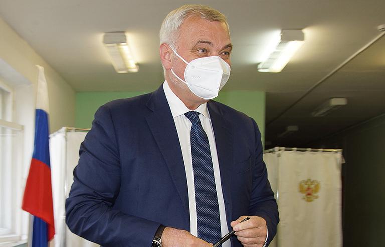 На фото: временно исполняющий обязанности главы Республики Коми Владимир Уйба во время голосования на выборах главы региона , 2020