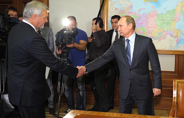 На фото: президент РФ Владимир Путин и руководитель федерального медико-биологического агентства Владимир Уйба (справа налево) во время встречи в резиденции "Бочаров ручей", 2013