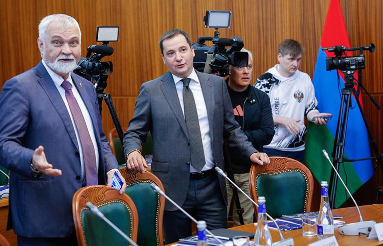 На фото: глава Республики Коми Владимир Уйба и губернатор Архангельской области Александр Цыбульский (слева направо) перед началом совещания по вопросам Калининградской области и регионов СЗФО, 2020