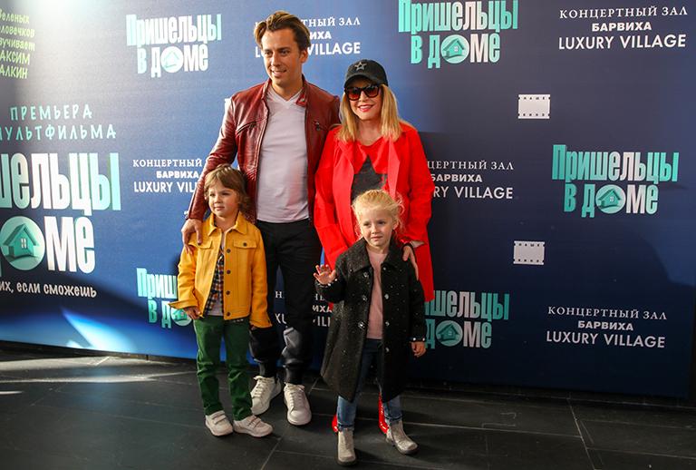 На фото: телеведущий Максим Галкин, певица Алла Пугачева, их сын Гарри и дочь Елизавета на премьере мультфильма режиссера Кристофа Лауэнштайна "Пришельцы в доме" в концертном зале "Барвиха Luxury Village", 2018 год.
