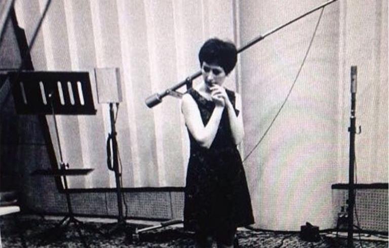 На фото: Алла Пугачева в студии на записи песни "Робот"