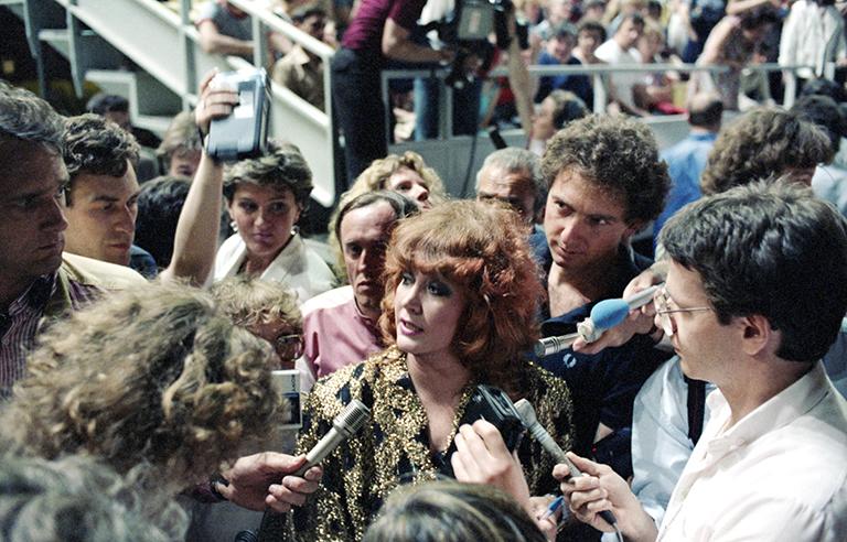 На фото: певица Алла Пугачева после выступления в пользу пострадавших от Чернобыльской АЭС в "Олимпийском" во время импровизированного интервью, Москва, 1986 год