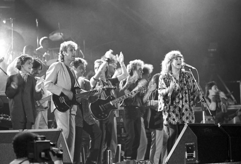 На фото: певцы Владимир Кузьмин и Алла Пугачева в спорткомплексе «Олимпийский» во время концерта, средства от которого пошли в фонд помощи пострадавшим от аварии на Чернобыльской АЭС, 1986 год.