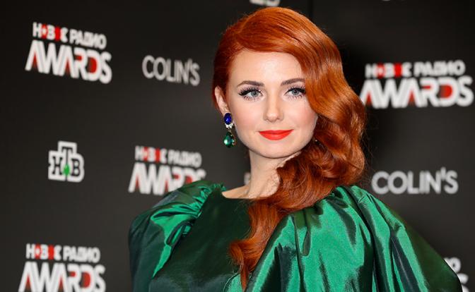 На фото: участница группы "Тату" Лена Катина перед началом церемонии вручения музыкальной премии "Новое Радио Awards" на стадионе "ВТБ Арена - Ц