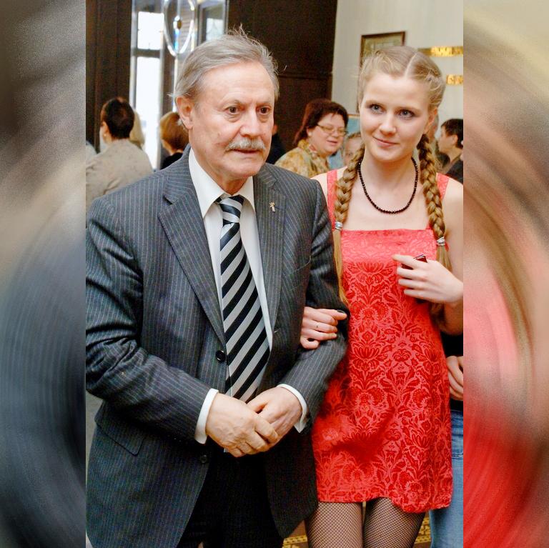 На фото: Юрий Соломин с дочерью брата Виталия племянницей Елизаветой на торжественном вечере, посвященном 20-летию театра &laquo;Модернъ&raquo;, 2008 год.