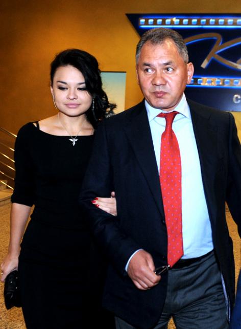 Глава МЧС РФ Сергей Шойгу с дочерью Ксенией на премьере фильма Никиты Михалкова "Утомленные солнцем-2