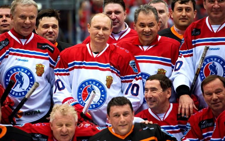 Президент РФ Владимир Путин, министр обороны РФ Сергей Шойгу во время гала-матча Ночной хоккейной лиги в ледовом дворце "Большой". Сочи. 2015