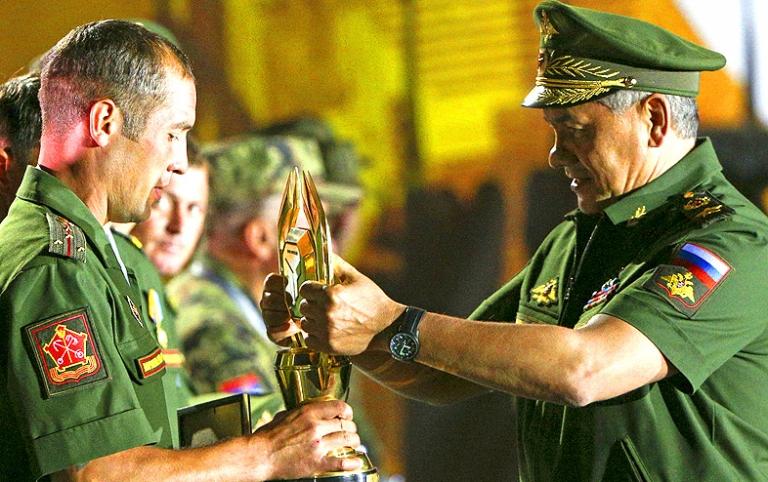 Министр обороны РФ Сергей Шойгу вручает главный приз российской команде, занявшей первое место в Армейских международных играх &ndash; 2015 