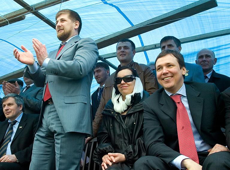  Экс-премьер чеченского правительства Сергей Абрамов с супругой Аллой и глава правительства Чеченской республики Рамзан Кадыров (справа налево) во время торжеств, посвященных 65-летию города Гудермеса, 2006 год