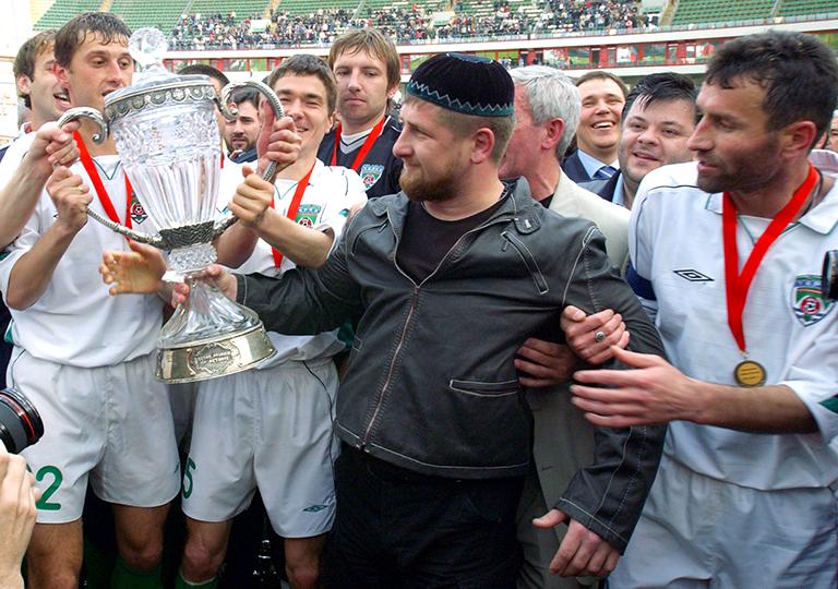 Первый вице-премьер Чечни Рамзан Кадыров и футбольная команда "Терек" (Грозный) празднуют победу в Кубке России. Финальный матч с командой "Крылья Советов" (Самара) закончился со счетом 1:0, 2004 год