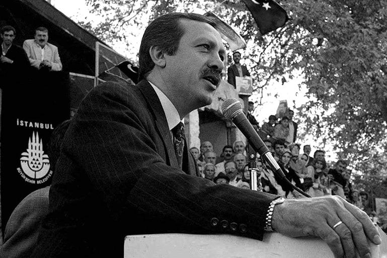 Реджеп Тайип Эрдоган во время обращения к общественности в Сиирт, 12 декабря 1997 года
