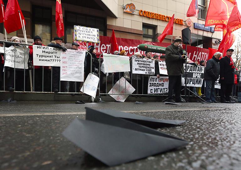 Демонстранты у здания посольства Турции. Выступления у посольства проходят в знак протеста против действий турецкой стороны, сбившей российский самолет Су-24, 2015 год
