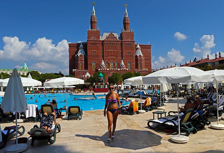 Анталья. Отдыхающие на территории отеля Kremlin Palaсe, 2016 год