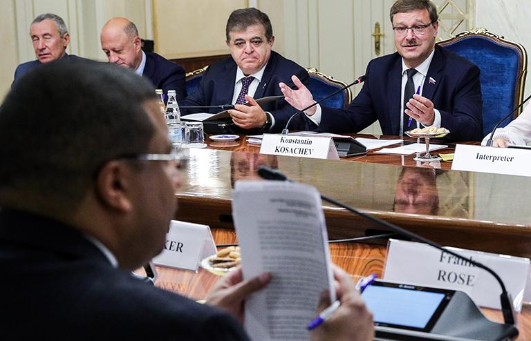 На фото: председатель комитета Совета Федерации РФ по международным делам Константин Косачев и первый заместитель председателя комитета Совета Федерации РФ по международным делам Владимир Джабаров (справа налево) во время встречи членов комитета Совета Федерации РФ 