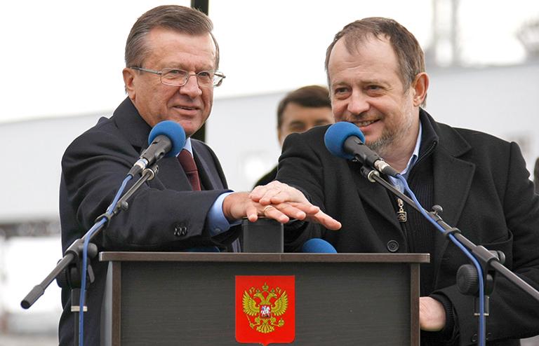 На фото: первый вице-премьер РФ Виктор Зубков и мажоритарный акционер ОАО "Туапсинский морской торговый порт" Владимир Лисин (слева направо) на открытии нового зернового отгрузочного терминала в порту города Туапсе, 2010 год