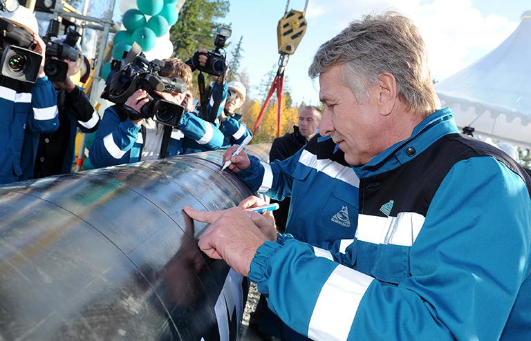 На фото: председатель правдения ОАО "НОВАТЕК", председатель совета директоров ОАО "СИБУР Холдинг" Леонид Михельсон на церемонии сварки первого стыка продуктопровода, 2012