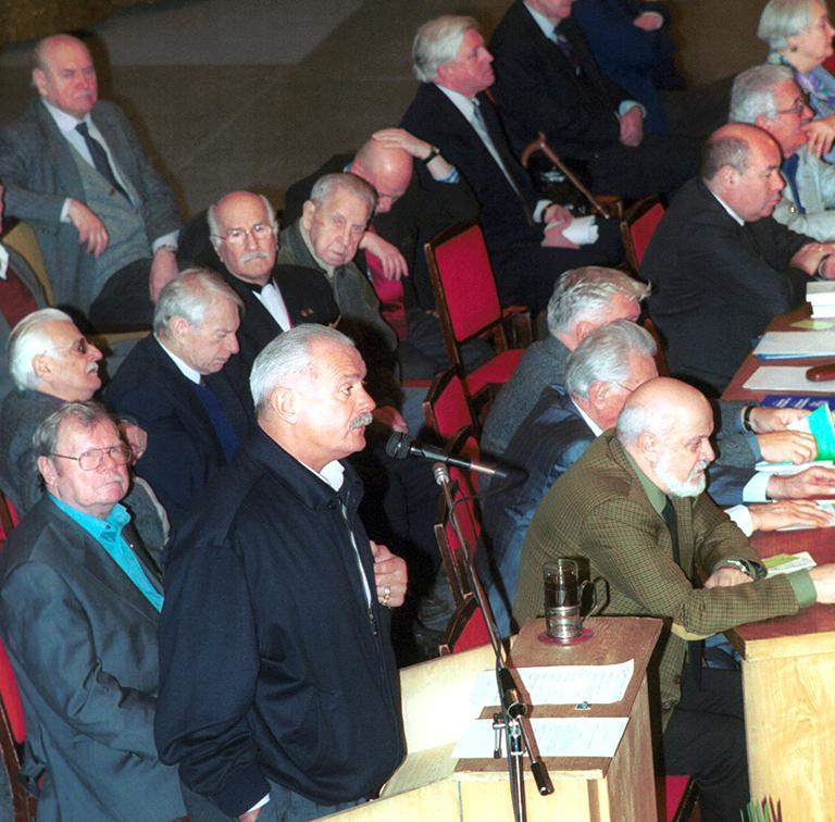 Председатель Союза кинематографистов России Никита Михалков (на снимке на трибуне) открывает Пятый съезд кинематографистов России, 2001 год