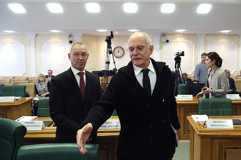 Председатель Союза кинематографистов России, режиссер Никита Михалков (на первом плане) на парламентских слушаниях в Совете Федерации РФ на тему "О реализации Стратегии государственной культурной политики на период до 2030 года: региональный аспект", 2016 год