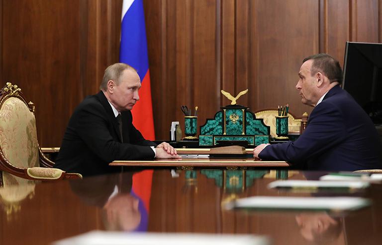 На фото: президент России Владимир Путин и заместитель полномочного представителя в Приволжском федеральном округе Александр Евстифеев (слева направо) во время встречи в Кремле, 2017