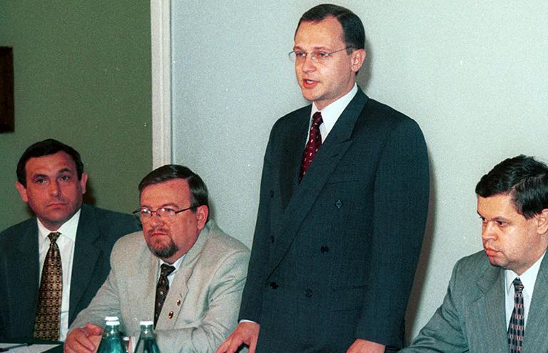 На фото: полномочный представитель президента в Приволжском федеральном округе Сергей Кириенко /в центре/ официально представил сегодня своих четырех заместителей - / Александр Евстифеев, 2000