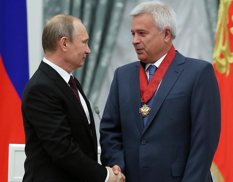 На фотО6 президент России Владимир Путин и президент ОАО "Нефтяная компания "ЛУКОЙЛ" Вагит Алекперов (слева направо), получивший Орден "За заслуги перед отечеством" II степени, 2014 год