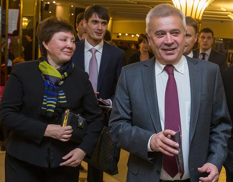 На фото: президент НК "Лукойл" Вагит Алекперов с супругой Ларисой перед концертом с участием симфонического оркестра Мариинского театра