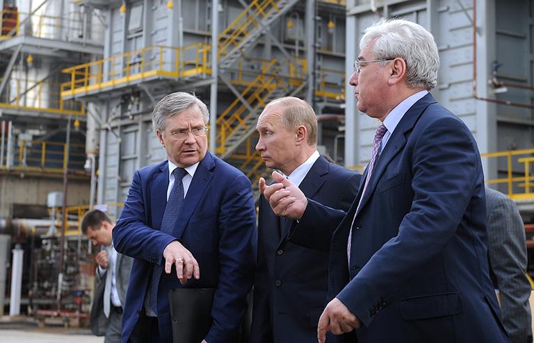 На фото: президент ОАО "Сургутнефтегаз" Владимир Богданов, председатель правительства РФ Владимир Путин и генеральный директор ООО "ПО "Киришинефтеоргсинтез" Вадим Сомов (слева направо) во время посещения нефтеперерабатывающего завода, 2011 год