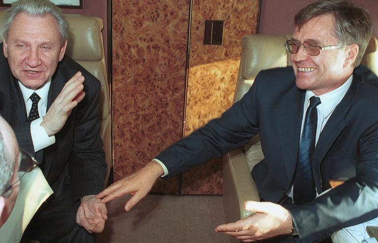 На фото: губернатор Ханты-Мансийского автономного округа Александр Филипенко и президент компании "Сургутнефтегаз" Владимир Богданов (на снимке слева направо), 2001 год