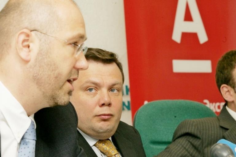 На фото: глава Консорциума &laquo;АЛЬФА-ГРУПП&raquo;, председатель совета директоров компании ТНК-ВР Михаил Фридман и генеральный директор &laquo;АЛЬФА-БАНК&raquo; Петр Шмида, 2004 год