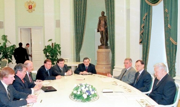 На фото: президент "Альфа-групп" Михаил Фридман (пятый слева) и президент РФ Борис Ельцин (крайний справа) во время встречи в Кремле с десятью крупнейшими промышленниками и банкирами России. Президент России Борис Ельцин, открывая встречу, отметил: "Мы редко встречаемся и это происходит, когда уже совсем невмоготу, когда тяжело государству, когда начинает потрескивать экономика, когда начинают бежать иностранные инвесторы и когда все инвесторы не вкладывают деньги в промышленность России", 1998 год