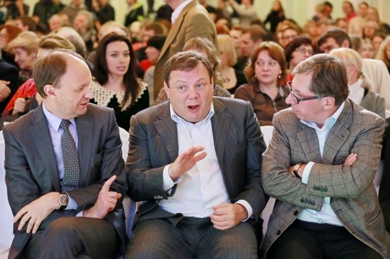 На фото: руководитель Федерального агентства по печати и массовым коммуникациям Михаил Сеславинский, совладелец и председатель наблюдательного совета финансово-промышленного консорциума "Альфа-Групп" Михаил Фридман и председатель совета директоров банковской группы "Альфа-Банк" Петр Авен (слева направо) на церемонии вручения национальной литературной премии "Большая книга", 2013 год