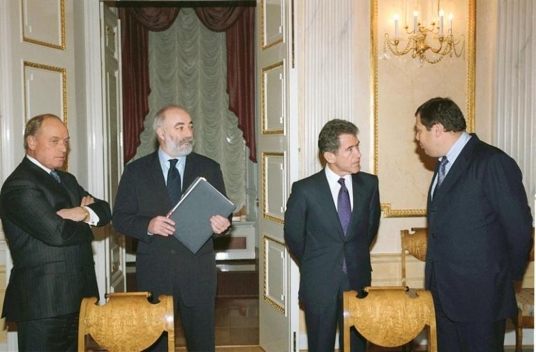 На фото: президент группы компаний "Бритиш петролеум" Джон Браун (второй справа), вице-президент "ВР" Родни Чейз (слева), председатель совета директоров консорциума "Альфа-груп" Михаил Фридман (справа) и председатель правления ОАО "Тюменская нефтяная компания" Виктор Вексельберг (второй слева) перед встречей с президентом России Владимиром Путиным в Кремле, 2003 год