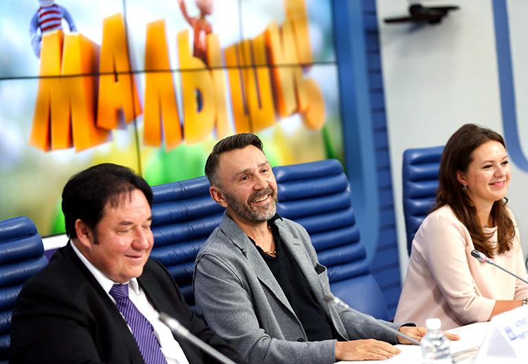 Председатель совета директоров ТРК "Класс!" Александр Митрошенков, музыкант, лидер группы "Ленинград" Сергей Шнуров и руководитель студии детских программ ВГРТК Татьяна Цыварева (слева направо) во время пресс-конференции, посвященной презентации нового формата детской передачи "Спокойной ночи, малыши!", 2016 год