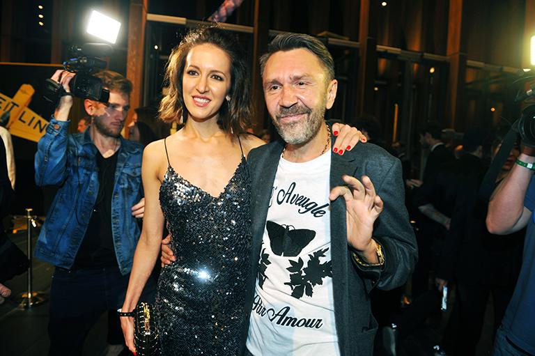 Солист группы "Ленинград" Сергей Шнуров и его супруга Елена (Матильда) Мозговая на вручении премии "Человек года" по версии журнала GQ в концертном зале "Барвиха Luxury Village", 2016 год