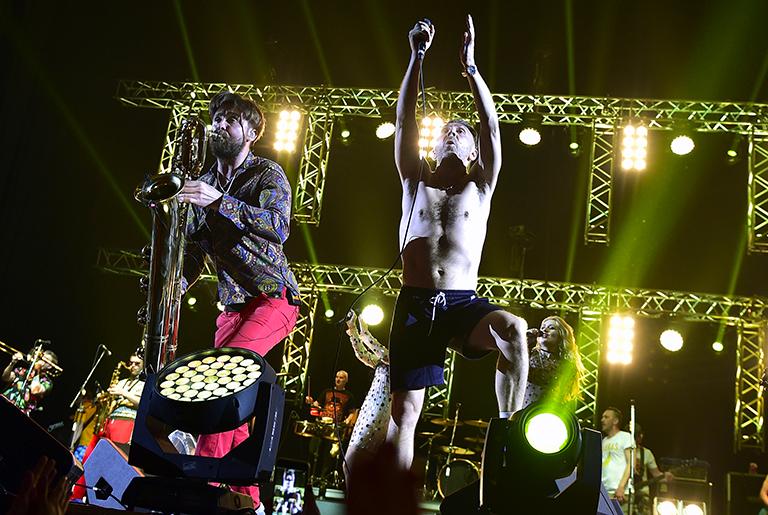 Участники группы "Ленинград" Григорий Зонтов и Сергей Шнуров (Шнур) (слева направо) во время концерта в КСК "Фетисов Арена", 2016 год